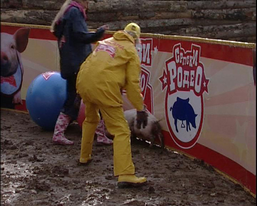 Farmeri snimaju špansku seriju i uvežbavaju svoje dijaloge, a vruće scene na fotografijama su deo zadatka