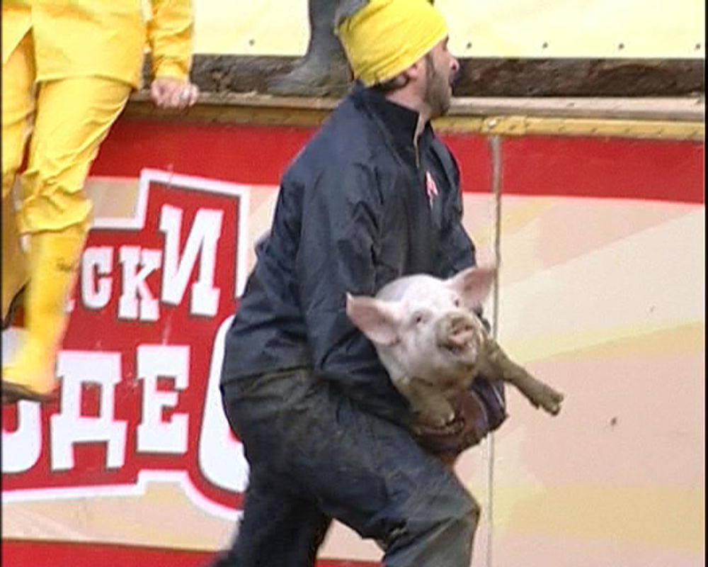 Farmeri snimaju špansku seriju i uvežbavaju svoje dijaloge, a vruće scene na fotografijama su deo zadatka