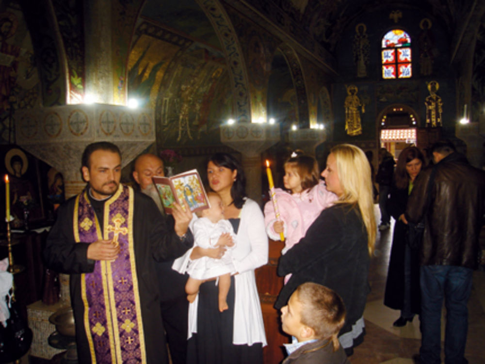Krštenju Luisove ćerke malene Ele Mite prisustvovali su braća, roditelji i kumovi, koji su nakon ceremonije proslavili ovaj važan dan