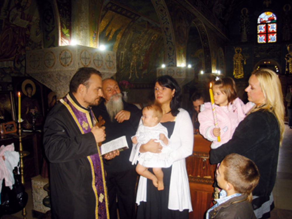 Krštenju Luisove ćerke malene Ele Mite prisustvovali su braća, roditelji i kumovi, koji su nakon ceremonije proslavili ovaj važan dan