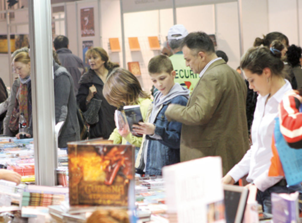 Glumac Branislav Lečić je na ovogodišnji sajam knjiga poveo decu Ivana i Anu kako bi kupili literaturu za aktuelnu školsku godinu