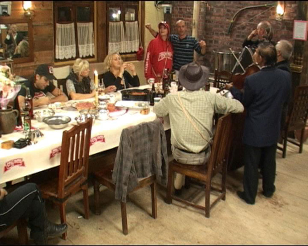 U duhu praznika domaćica Cakana zamolila je ukućane da se ne svađaju, a kasnije su se svi zajedno pripremali svoje uloge za špansku seriju.