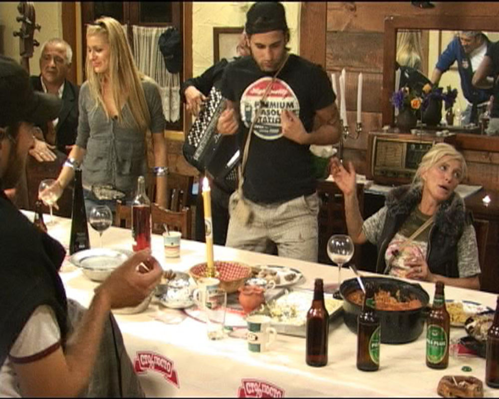 U duhu praznika domaćica Cakana zamolila je ukućane da se ne svađaju, a kasnije su se svi zajedno pripremali svoje uloge za špansku seriju.