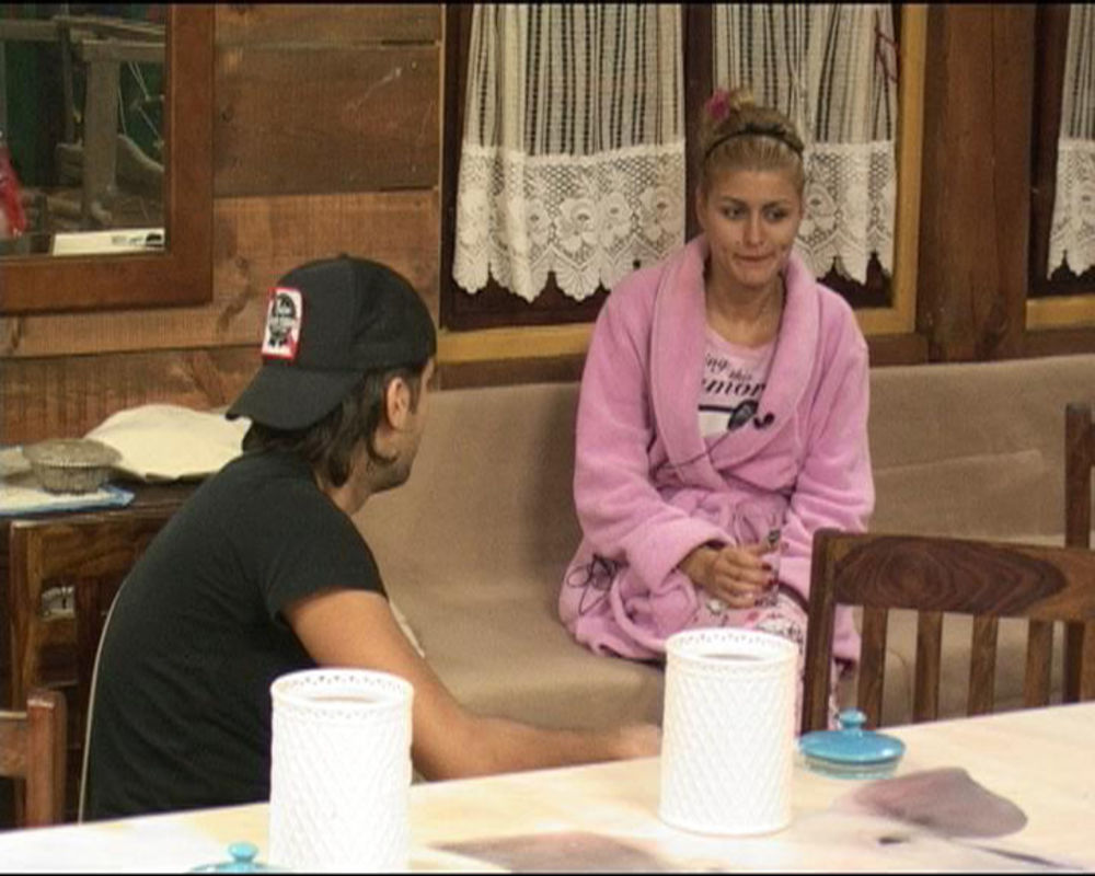 U duhu praznika domaćica Cakana zamolila je ukućane da se ne svađaju, a kasnije su se svi zajedno pripremali svoje uloge za špansku seriju.