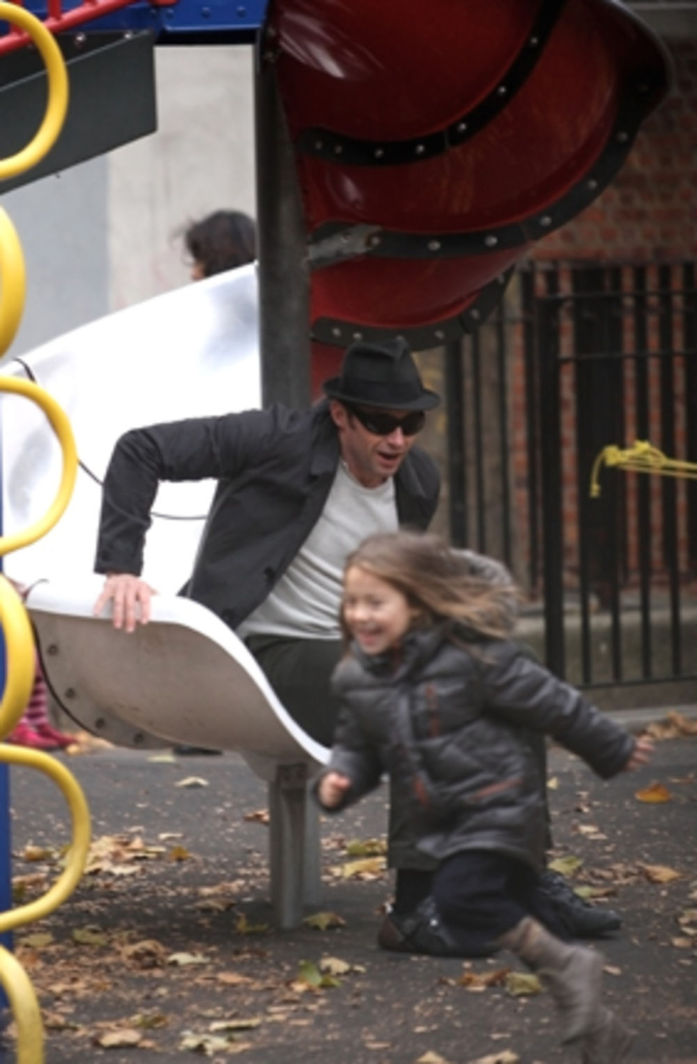 Glumac Hju Džekmen uživa u igri sa svojom usvojenom ćerkom Avom u jednom njujorškom parku