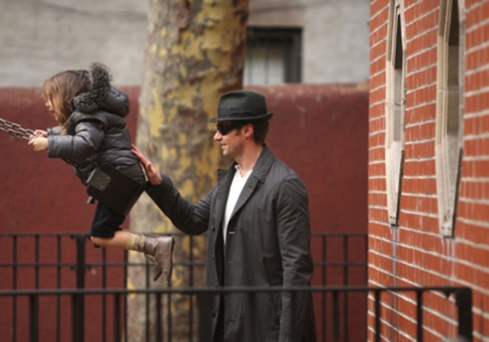 Glumac Hju Džekmen uživa u igri sa svojom usvojenom ćerkom Avom u jednom njujorškom parku