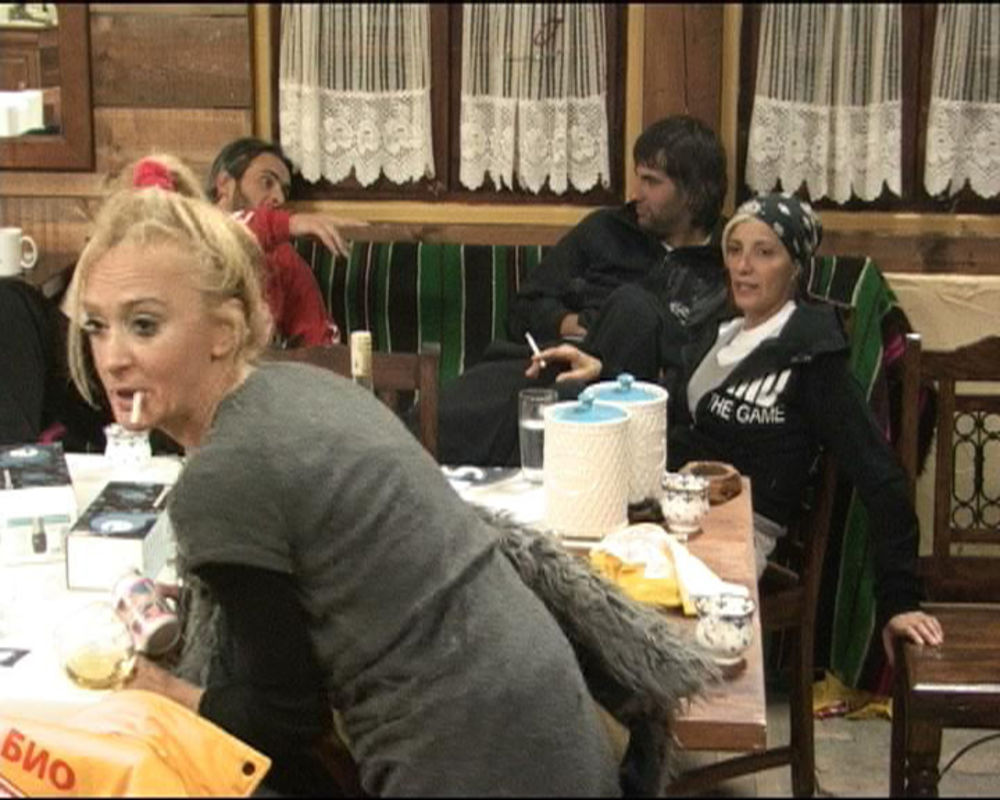 Na gazdinstvu u okolini Beograda farmeri su dobili pisma od svojih porodica koja su ih veoma potresla, pa su neki i zaplakali