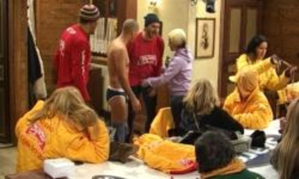 Na gazdinstvu u okolini Beograda farmeri su dobili pisma od svojih porodica koja su ih veoma potresla, pa su neki i zaplakali