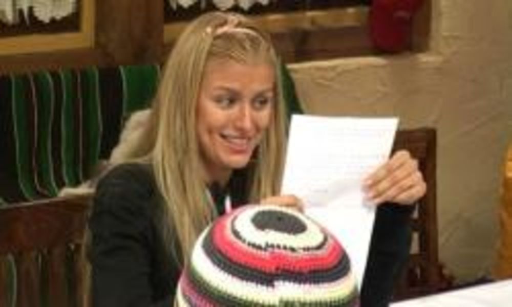 Na gazdinstvu u okolini Beograda farmeri su dobili pisma od svojih porodica koja su ih veoma potresla, pa su neki i zaplakali