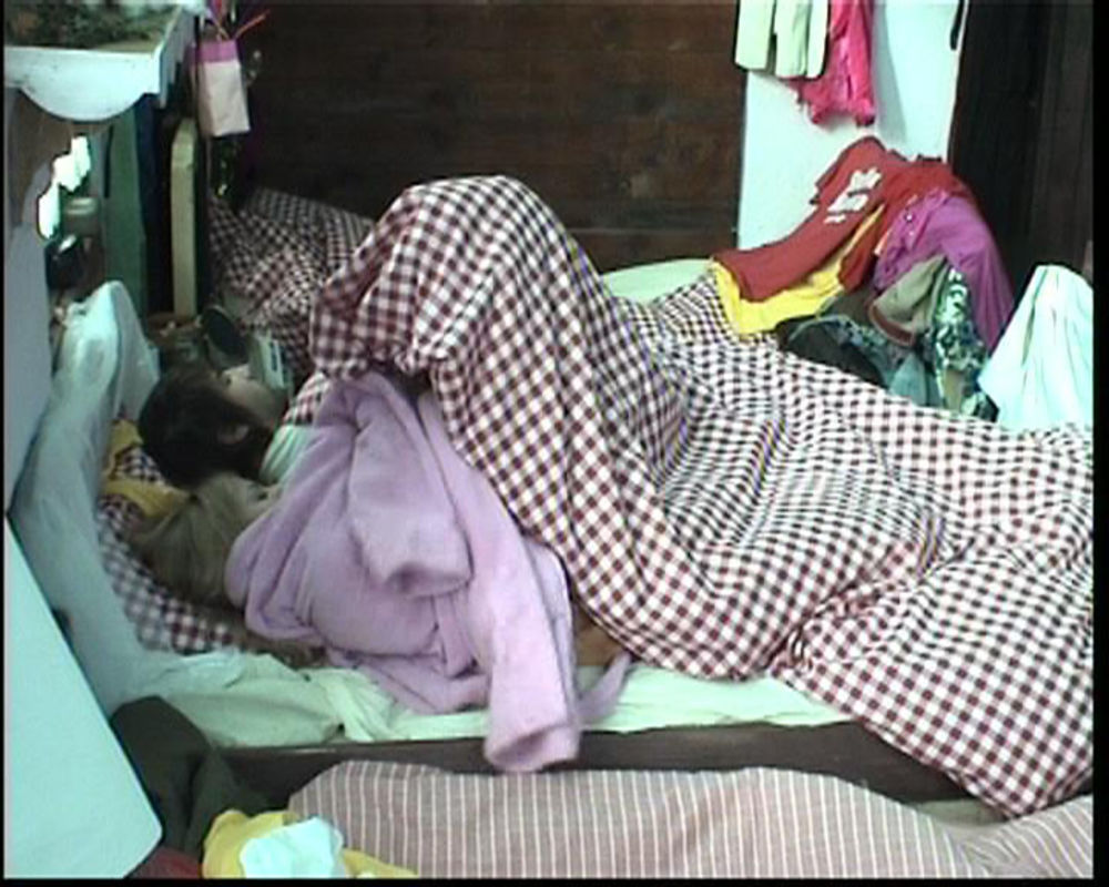 Na gazdinstvu u okolini Beograda farmeri su dobili pisma od svojih porodica koja su ih veoma potresla, pa su neki i zaplakali