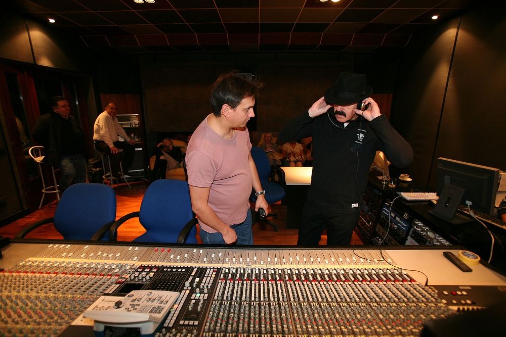Haris Džinović nedavno je završio snimanje novog albuma Magic, a u beogradskom studiju Pink organizovao je preslušavanje albuma sa novinarima