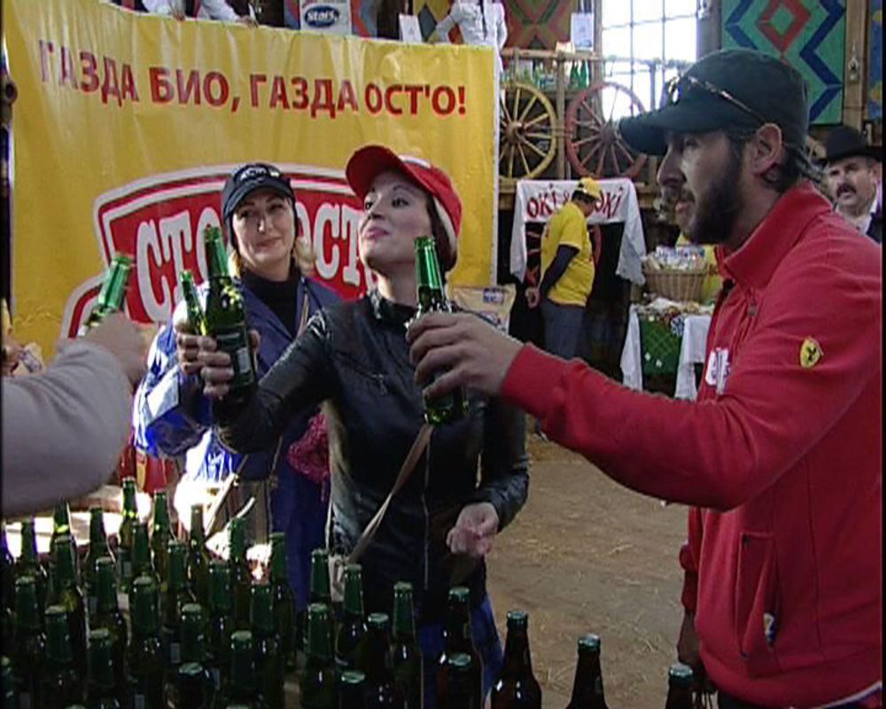 Uz skromni budžet farmeri dobijaju još više posla, pa devojke kreče kuću, dok muškarci obavljaju ženski deo posla