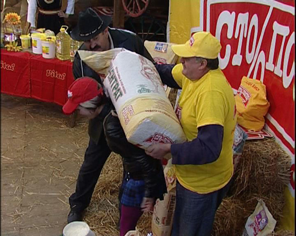 Uz skromni budžet farmeri dobijaju još više posla, pa devojke kreče kuću, dok muškarci obavljaju ženski deo posla