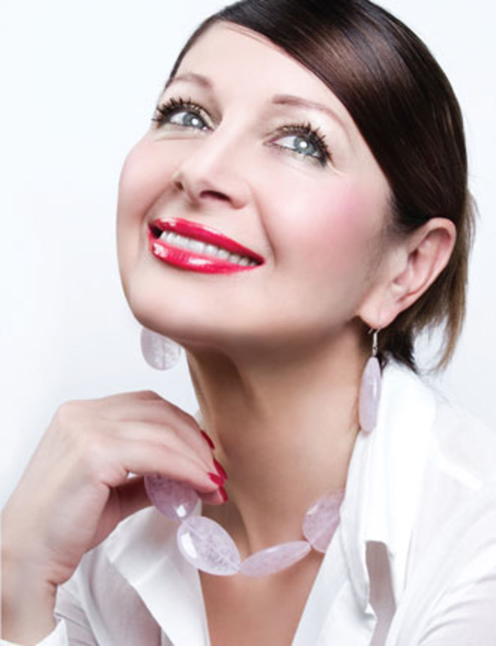 Sa željom da kad god se pogleda u ogledalo bude zadovoljna, glumica Danica Maksimović svoj mladalački izgled održava precizno raspoređenim tretmanima i masažama koje nadopunjuje efikasnima maskama za lice, serumima i hidratantnim kremama