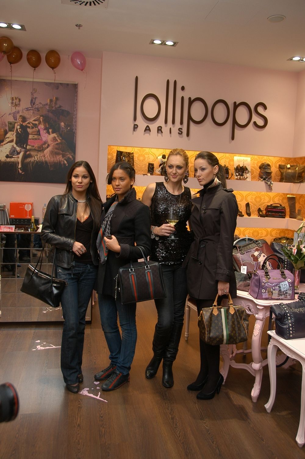 Specijalna humanitarna akcija pod sloganom Shopping sa poznatima u dobrotvorne svrhe organizovana je u Lollipops butiku u Shoping centru Ušće