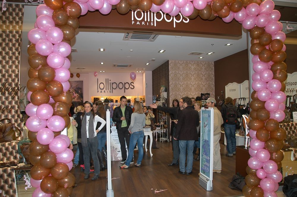 Specijalna humanitarna akcija pod sloganom Shopping sa poznatima u dobrotvorne svrhe organizovana je u Lollipops butiku u Shoping centru Ušće