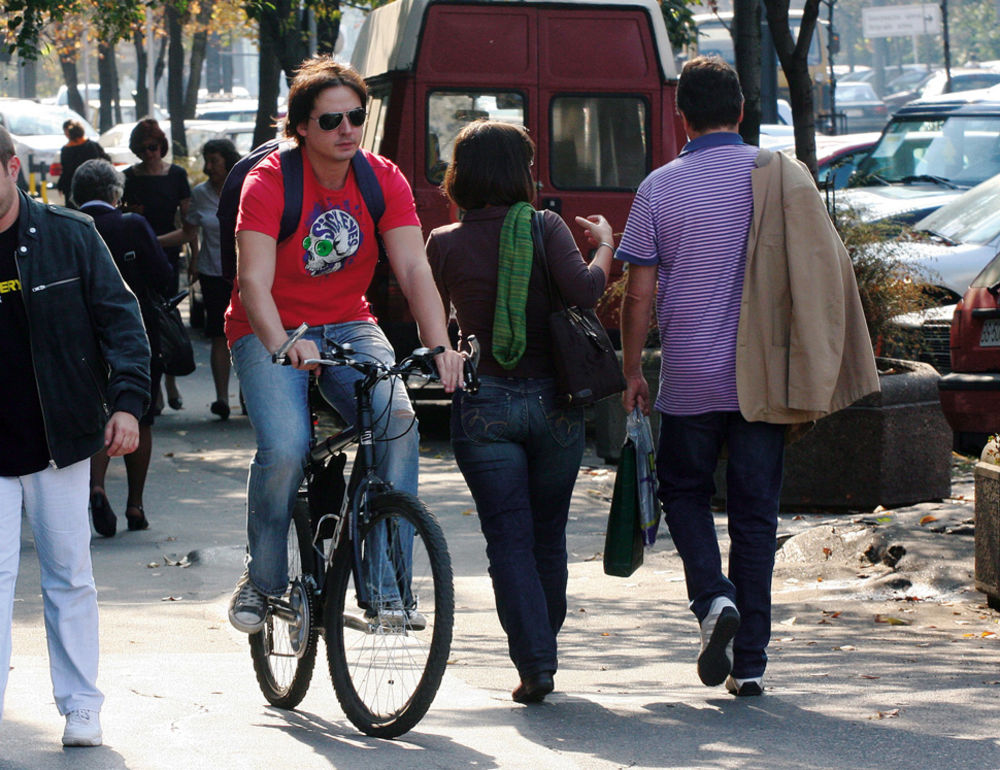Pošto je počela nova televizijska sezona, voditelj TV Foks i autor emisije Fajront Republika Zoran Kesić najradije se rekreira vozeći bicikl, kada mu to obaveze dozvole