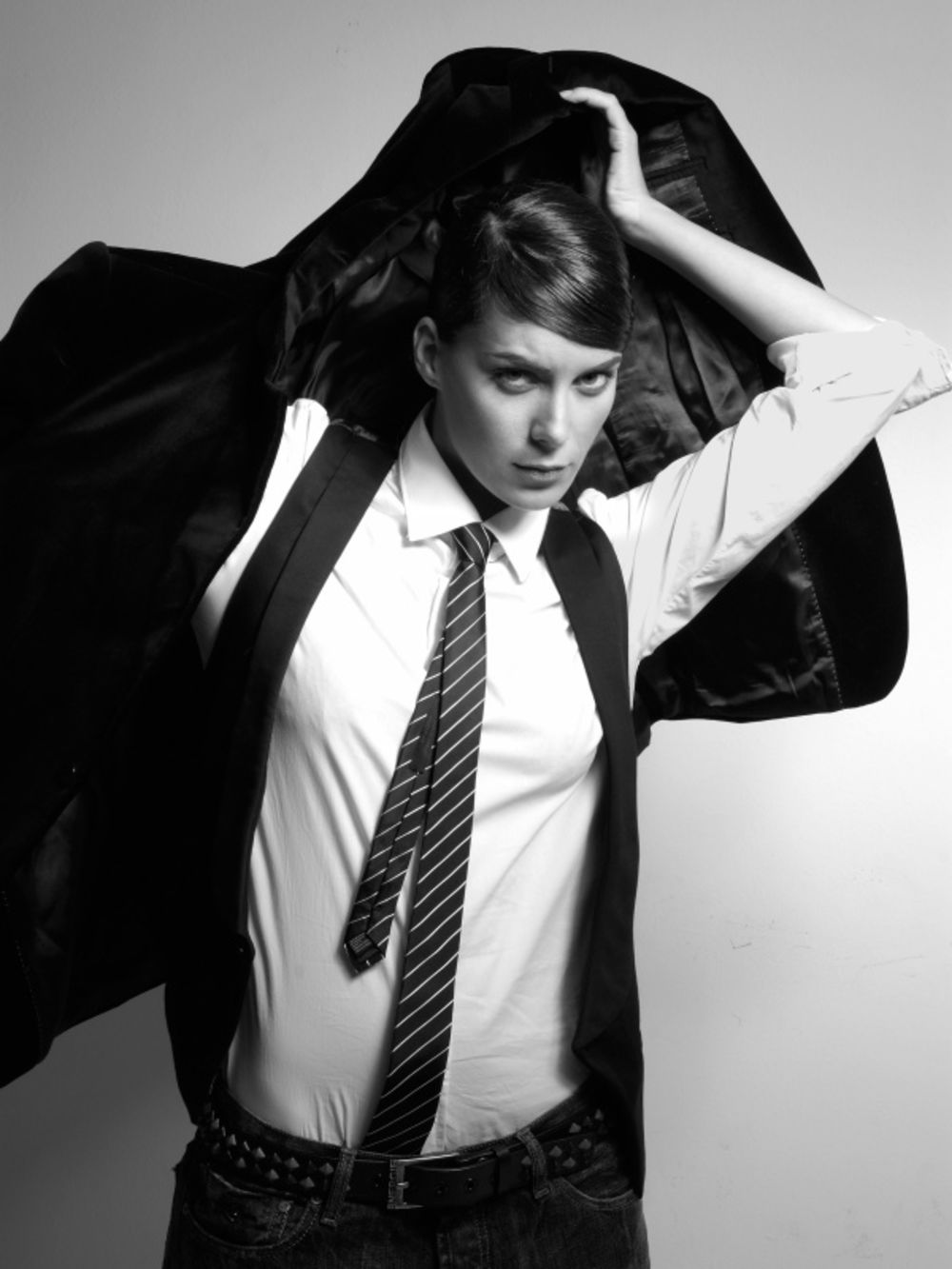 Ravnoteža ljupkom senzibilitetu voditeljke Marije Kilibarde jeste isprobavanje odeće koja je svojim krojem namenjena jačem polu, pa je crna kravata detalj koji dodatno može da istakne njen seksepil