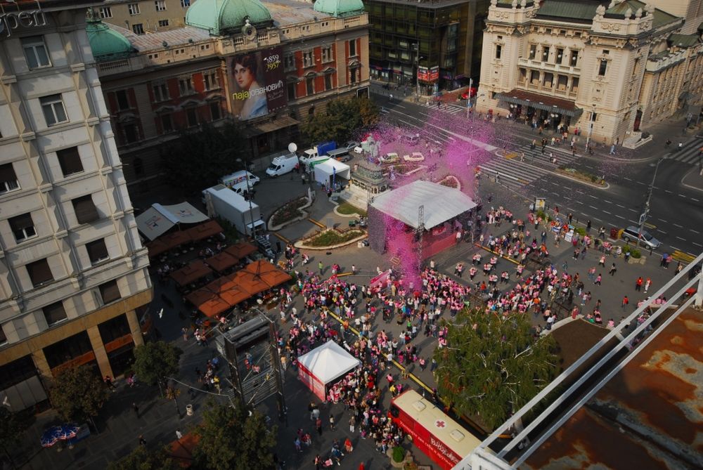 Avon i B92 Dizanjem Svesti 2009 na Trgu republike i ove godine poslali poruku ženama da rak dojke može biti pobediv