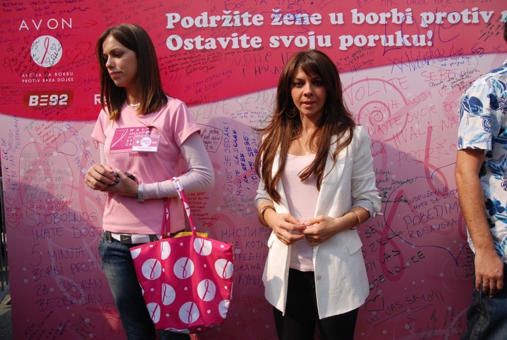 Avon i B92 Dizanjem Svesti 2009 na Trgu republike i ove godine poslali poruku ženama da rak dojke može biti pobediv