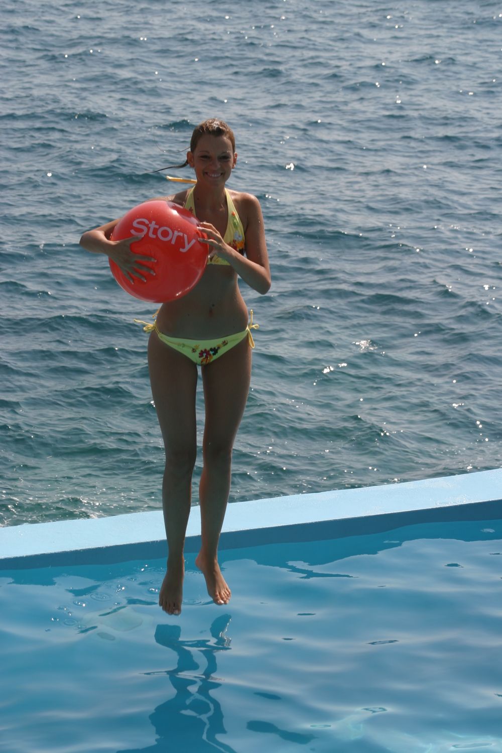 Mlada pevačica Zvezda Granda Jelena Kostov najrađe se relaksira plivanjem, pa po povratku s letnje turneje i koncerta u Sloveniji baterije puni u bazenu, koristeći poslednje lepe dane