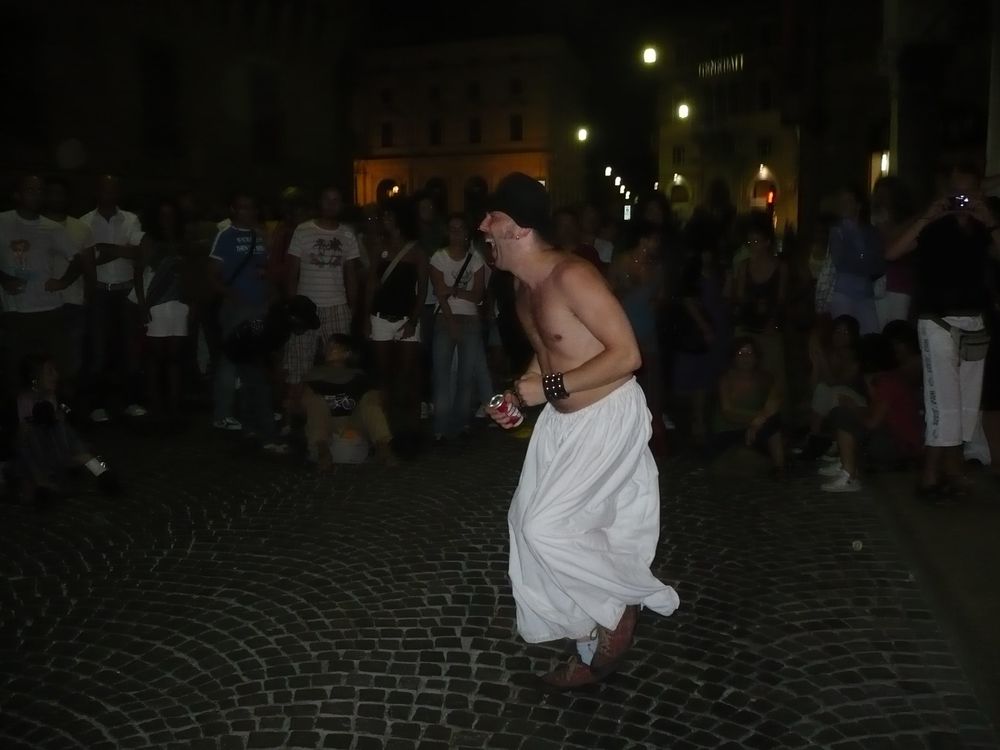 Narodna nošnja i legalna prošnja ili Zbogom Brus Li na privremenom radu u inostranstvu - na najvećem svetskom festivalu uličnih svirača u Ferari, Italija
