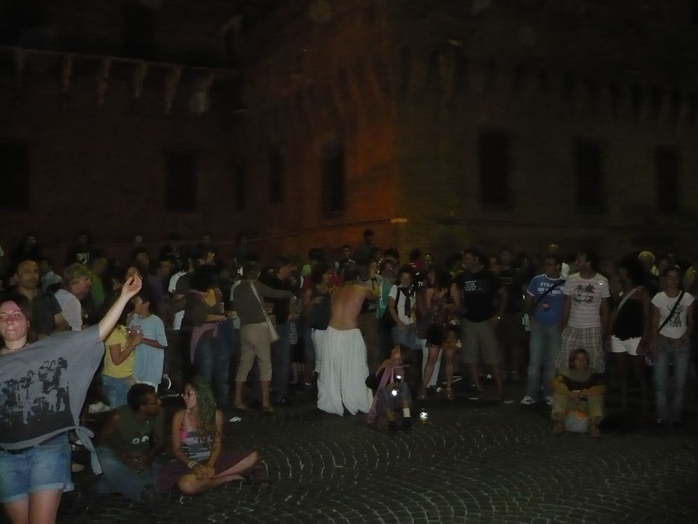 Narodna nošnja i legalna prošnja ili Zbogom Brus Li na privremenom radu u inostranstvu - na najvećem svetskom festivalu uličnih svirača u Ferari, Italija