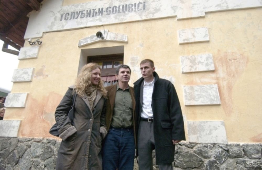 Vuk sa Natašom Šolak i Slavkom Štimcem na premijeri filma Život je čudo na, Mokra gora, septembar 2004.
