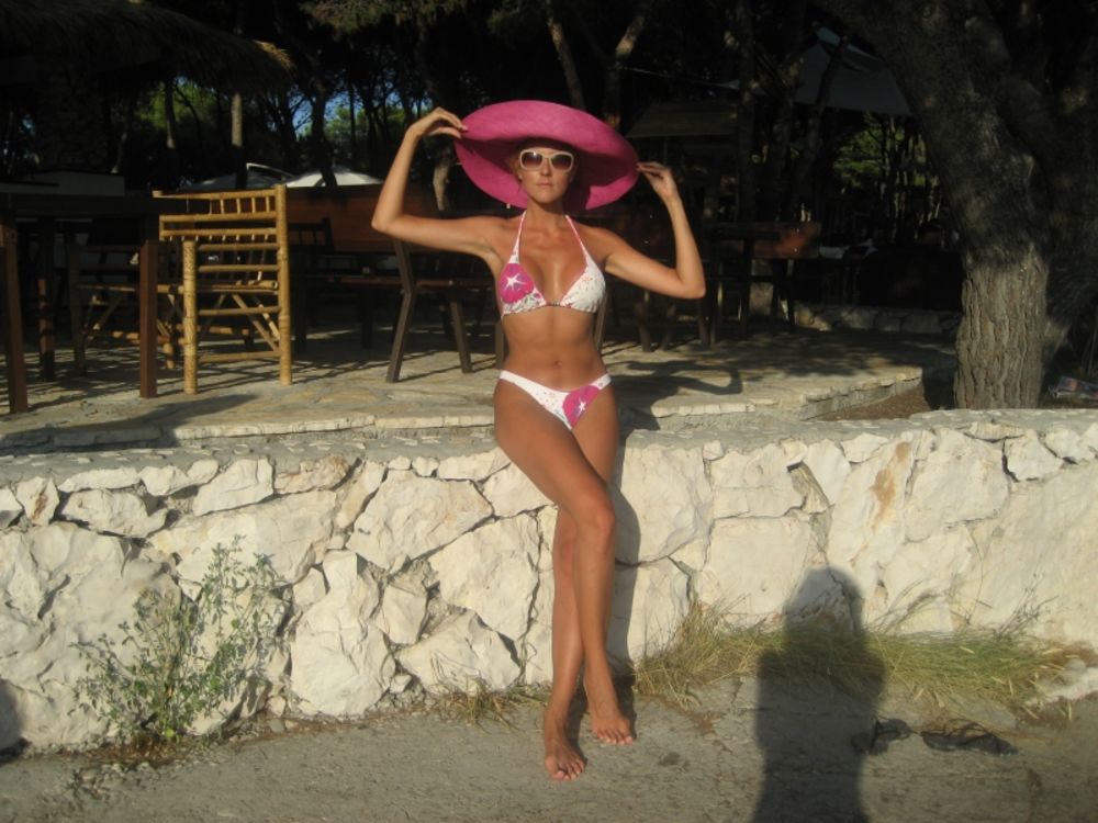 Glumica Iva Štrljić letnji godišnji odmor provela je na hrvatskom primorju, gde se osećala lepše nego ikada, s obzirom na to da joj, nakon ugradnje silikona, bikini odlično stoji