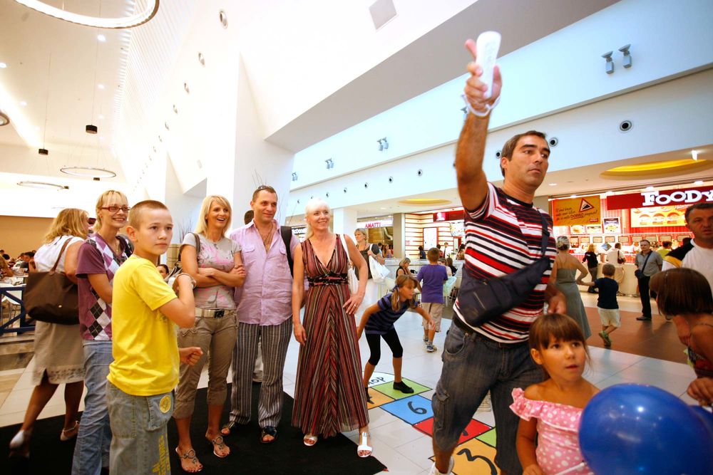 Koncert dečijeg hora Čarolija, koji je predvodila Leontina Vukomanović, i modna revija Okaidi svečano su otvorili manifestaciju Školsko zvono koju Ušće Shopping Centar organizuje kao čestitku za početak školske godine, a koja će trajati do 6. septembra