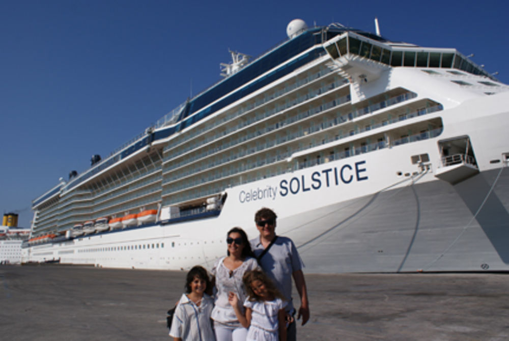 Pevačica Dragana Mirković je sa suprugom Tonijem Bijelićem i njihovom decom krstarila mediteranskim ostrvima luksuznim brodom Celebrity Solstice sa koga joj se i nebo činilo bliže