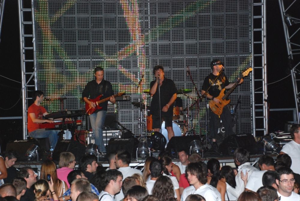U klubu Miracle Lounge u Budvi, 20. avgusta koncert je održala jedna od najuspešnijih i najplodnijih grupa u bivšoj Jugoslaviji, Crvena jabuka