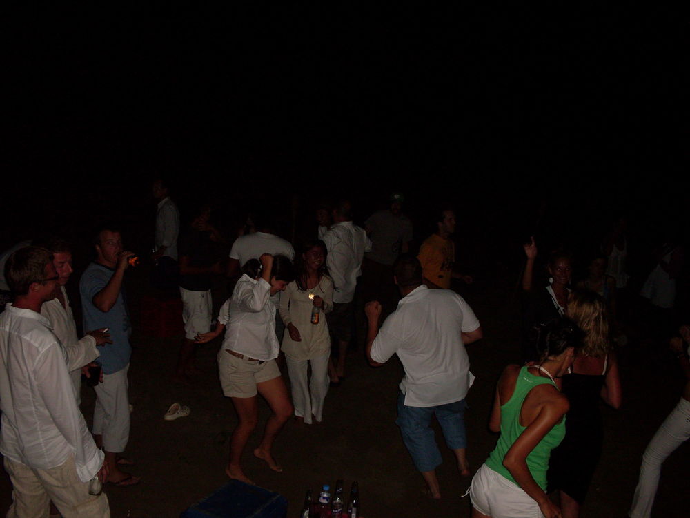 Atmosfera tradicionalne tajlandske full moon party osetila se i na plaži Gota na Filipinima, gde je skoro 100 ljudi, članova organizacije Survivora, dočekalo jutro šestog avgusta i tako proslavilo 31. rodjendan mladog glumca, voditelja Andrije Miloševića