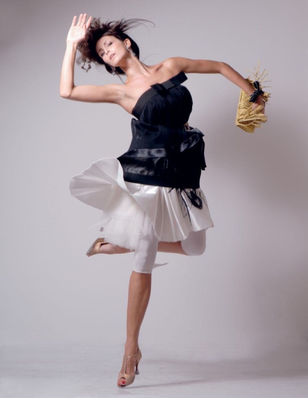 Svoj modni stil bivša balerina Iva Ćirić potpuno je podredila udobnom životu, pa su za nju ovoga leta modni hit tunike i baletanke, a iako već tri godine živi u neposrednoj blizini velikog modnog centra Milana, nije podlegla trendovima u odevanju