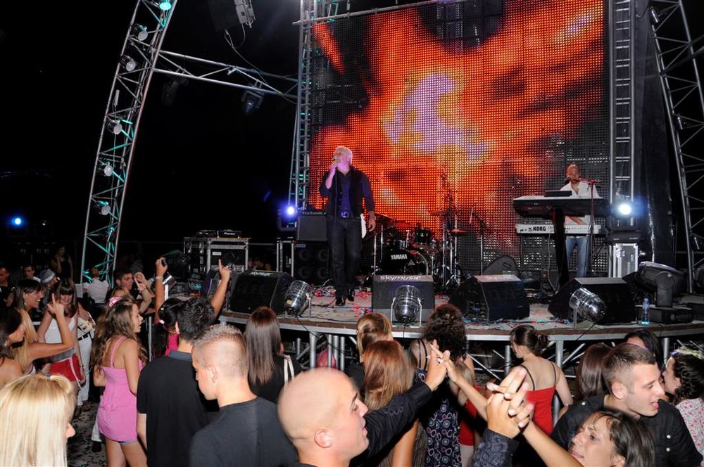 Prvi po redu muzički festival Miracle fest u Budvi, u klubu Miracle Louge, završen je koncertom prošlogodišnjeg pobednka Eurosonga Dime Bilana i domaćih zvezda Željka Samardžića i Emine Jahović.