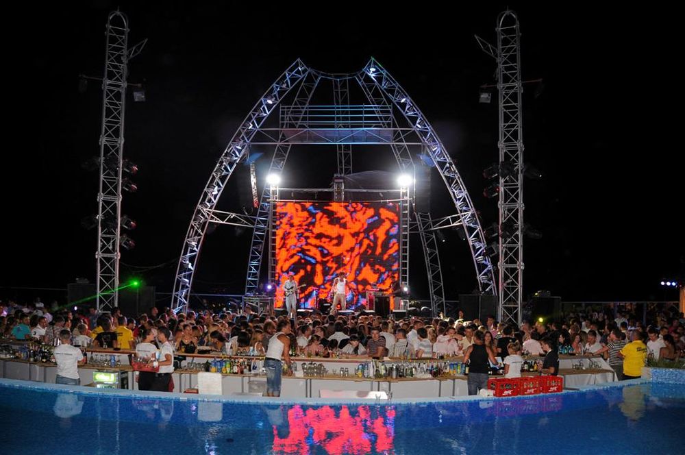 Prvi po redu muzički festival Miracle fest u Budvi, u klubu Miracle Louge, završen je koncertom prošlogodišnjeg pobednka Eurosonga Dime Bilana i domaćih zvezda Željka Samardžića i Emine Jahović.