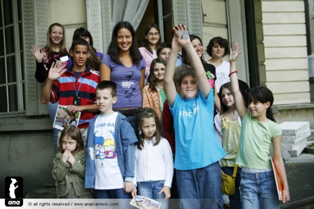 Ana se prošle nedelje u Beogradu na specijalnom UNICEF-ovom događaju sastala sa decom iz škola iz Srbije. Mladi su bili predstavnici škola iz programa Škola bez nasilja koji Ana predvodi