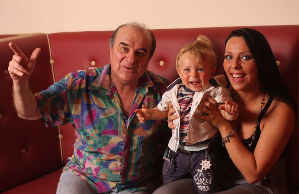 Popularni pevač zabavne muzike i šansona Miki Jevremović nije mogao da sakrije svoje oduševljenje i suze radosnice kada je posle osam meseci od rođenja prvi put ugledao unuka Lazara