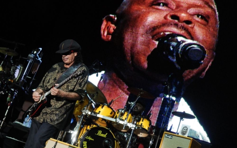 Meksički gitarista Karlos Santana održao je koncert u Donjem gradu na Kalemegdanu, pred oko osam hiljada posetilaca u okviru turneje na kojoj promoviše dvostruku kompilaciju Multi-Dimensional Warrior. Pogledajte fotografije sa koncerta