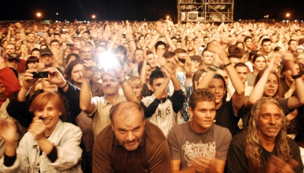 Meksički gitarista Karlos Santana održao je koncert u Donjem gradu na Kalemegdanu, pred oko osam hiljada posetilaca u okviru turneje na kojoj promoviše dvostruku kompilaciju Multi-Dimensional Warrior. Pogledajte fotografije sa koncerta