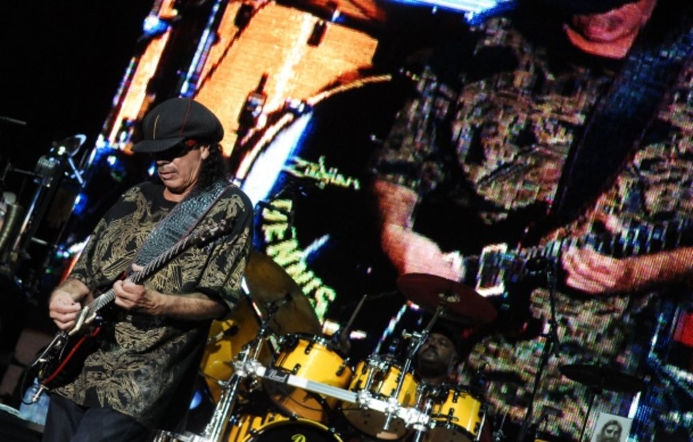 Meksički gitarista Karlos Santana održao je koncert u Donjem gradu na Kalemegdanu, pred oko osam hiljada posetilaca u okviru turneje na kojoj promoviše dvostruku kompilaciju Multi-Dimensional Warrior. Pogledajte fotografije sa koncerta