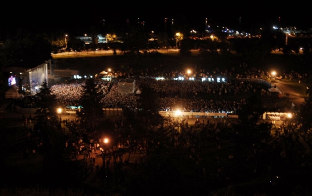 Meksički gitarista Karlos Santana održao je koncert u Donjem gradu na Kalemegdanu, pred oko osam hiljada posetilaca u okviru turneje na kojoj promoviše dvostruku kompilaciju Multi-Dimensional Warrior. Pogledajte fotografije sa koncerta