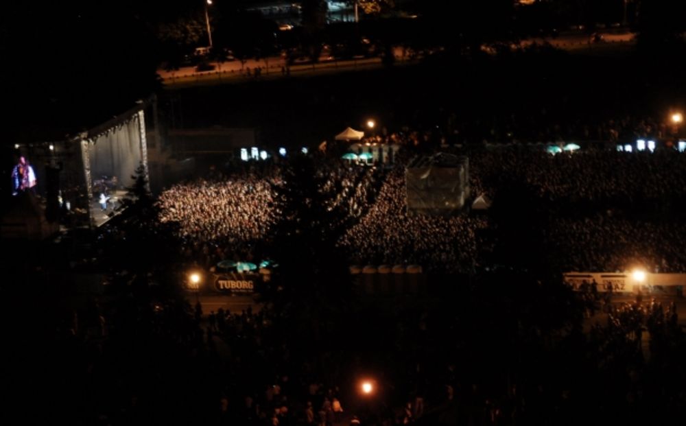 Meksički gitarista Karlos Santana održao je koncert u Donjem gradu na Kalemegdanu, pred oko osam hiljada posetilaca u okviru turneje na kojoj promoviše dvostruku kompilaciju Multi-Dimensional Warrior. Pogledajte fotografije sa koncerta