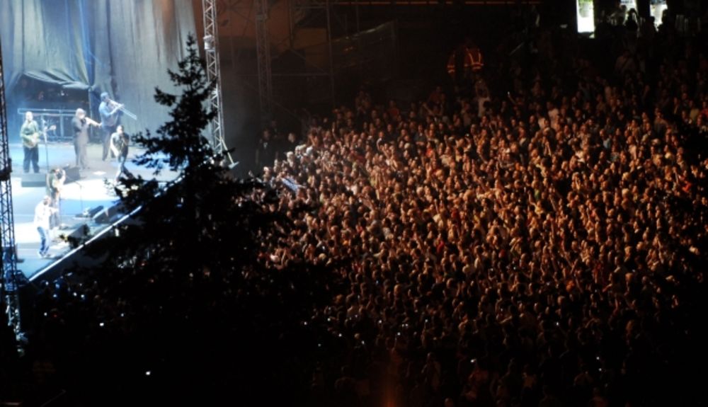 Meksički gitarista Karlos Santana održao je koncert u Donjem gradu na Kalemegdanu, pred oko osam hiljada posetilaca u okviru turneje na kojoj promoviše dvostruku kompilaciju Multi-Dimensional Warrior. Pogledajte fotografije sa koncerta