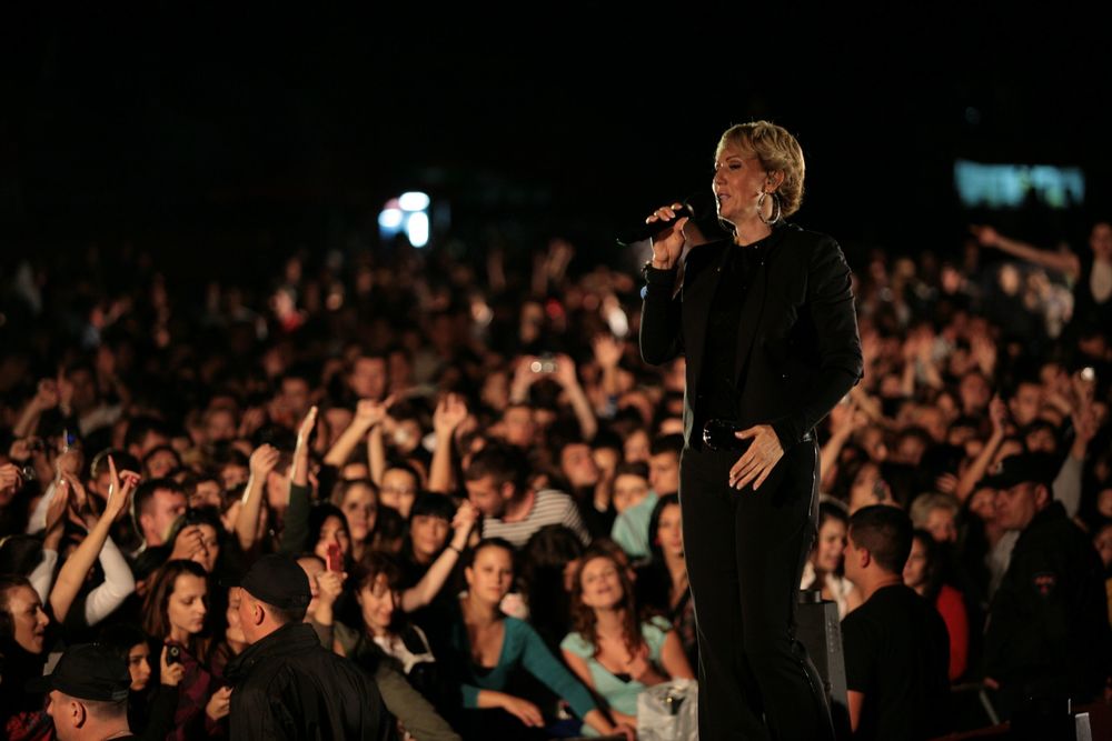 Lepa Brena je juče u Banjaluci održala solistički koncert, koji je pre dve nedelje odložen zbog kiše