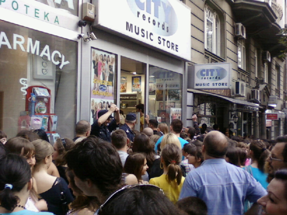 Nove Zvezde Granda danas su u prodavnici City Recordsa potpisivale album, a dočekalo ih je više stotina obožavalaca zbog kojih je saobraćaj u ulici Kneza Miloša bio usporen