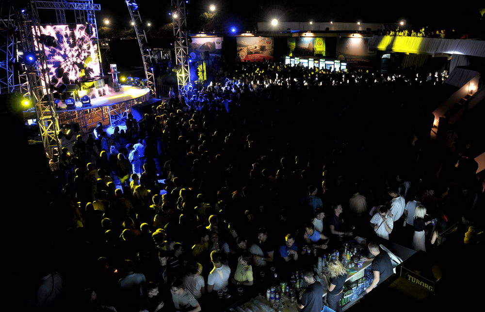 Sedamnaestog jula u Budvi se otvara najveći dnevni i noćni klub pod otvorenim nebom Miracle lounge, u kome je na predotvaranju, pred 4000 posetilaca nastupio jedan od najpoznatijih i najtraženijih di-džejeva Bob Sinkler!