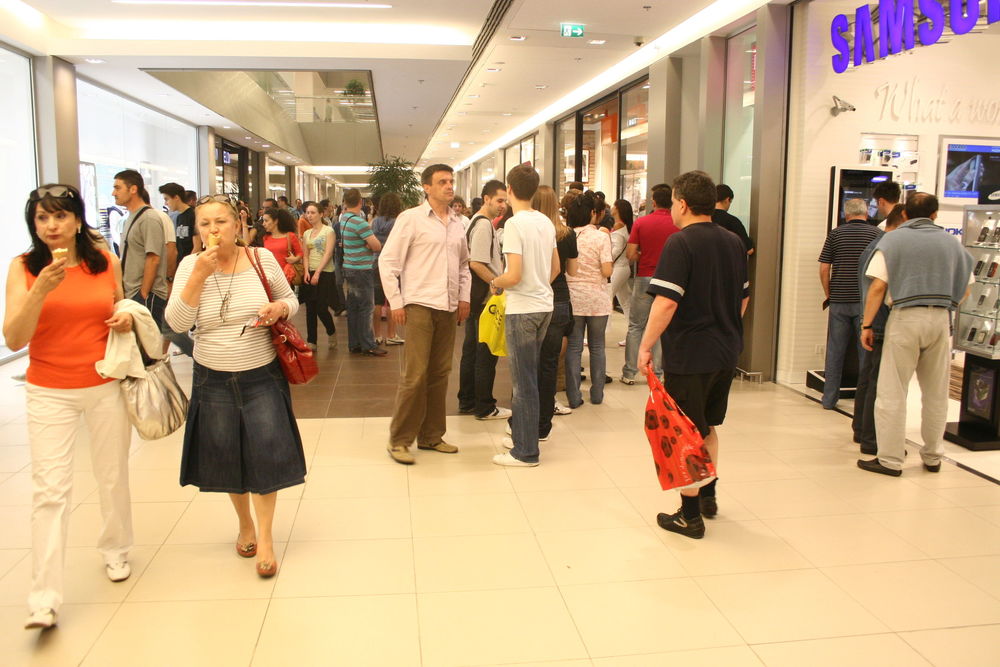 Magazin Story i Ušće Shopping Center organizovali su Story Shopping Groznicu, jedinstveno veče kupovine i zabave, u subotu 13. juna 2009. godine
