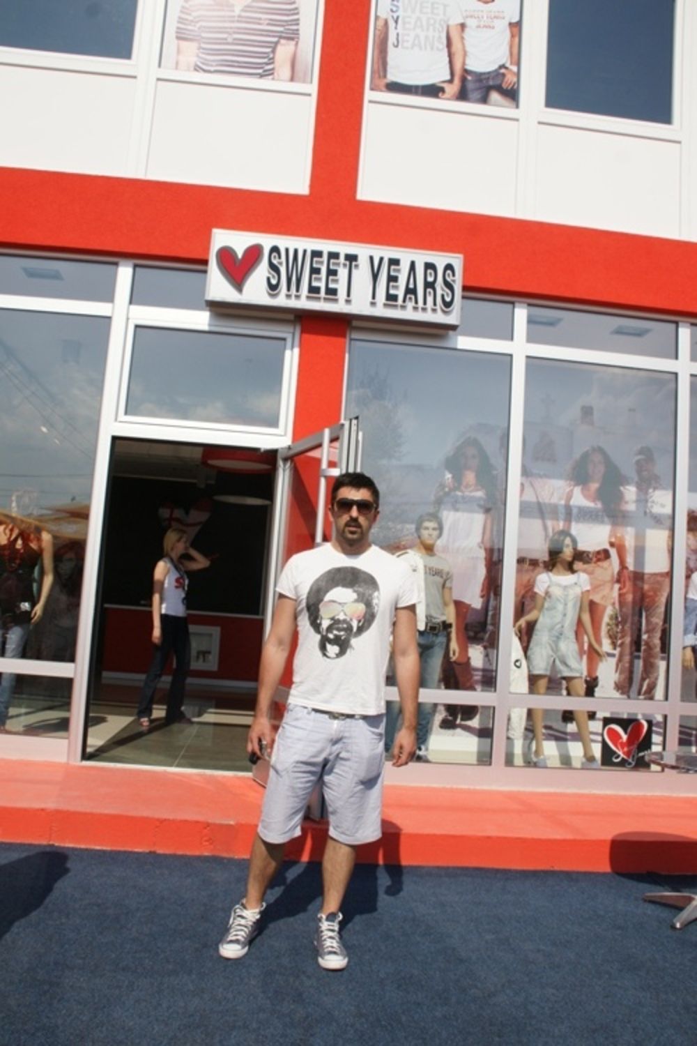 Proslavljeni fudbaler Dejan Stanković nedavno je otvorio butik Sweet Years brenda u Jagodini, gde se između ostalog sreo sa svojim kumom Zvonkom Milojevićem, koji nakon saobraćajne nesreće živi u tom gradu