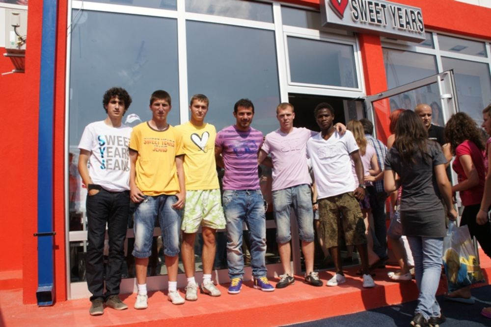 Proslavljeni fudbaler Dejan Stanković nedavno je otvorio butik Sweet Years brenda u Jagodini, gde se između ostalog sreo sa svojim kumom Zvonkom Milojevićem, koji nakon saobraćajne nesreće živi u tom gradu